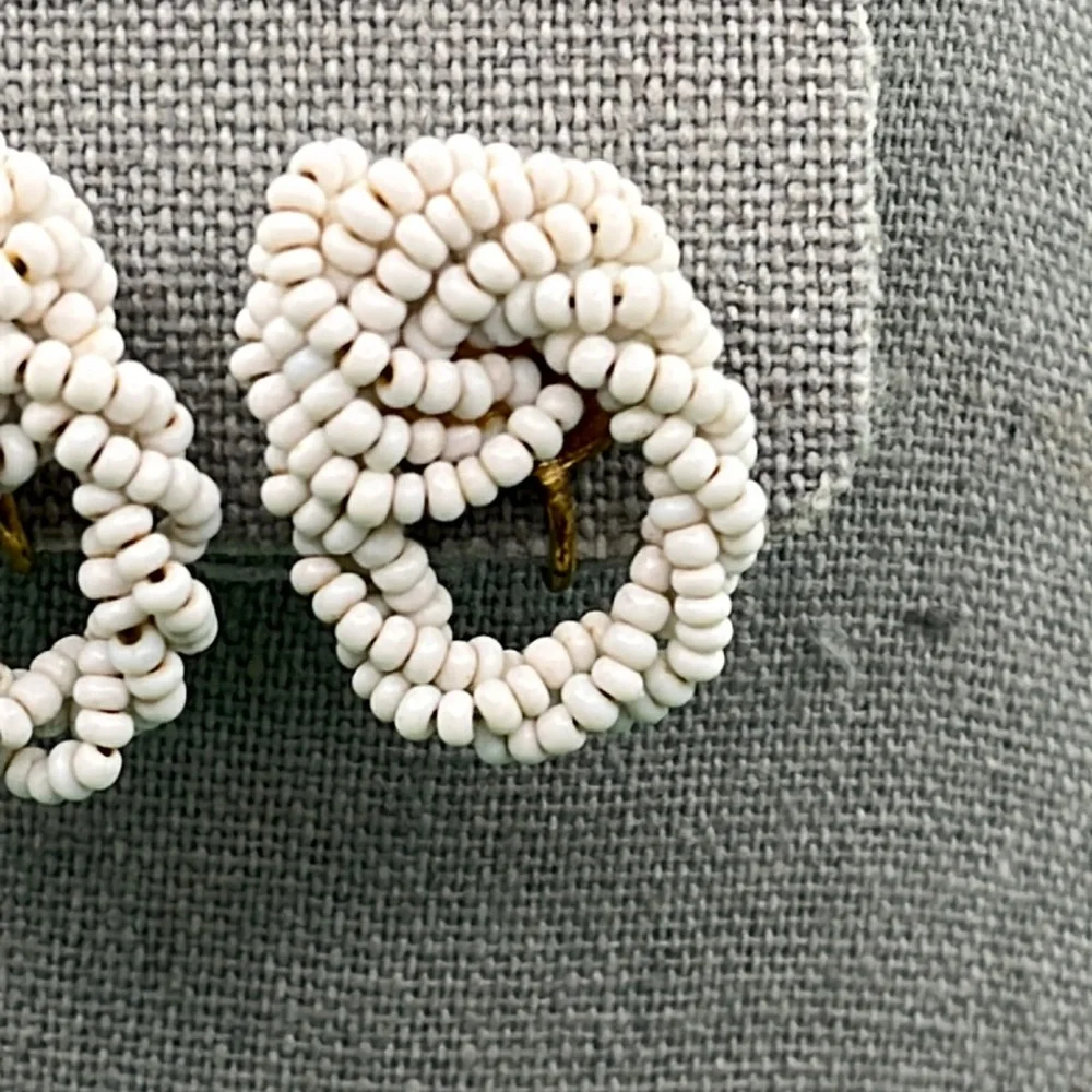 Vintage White glass seed bead screw on earrings possibly unsigned Miriam Haskell - Picture 2 of 4